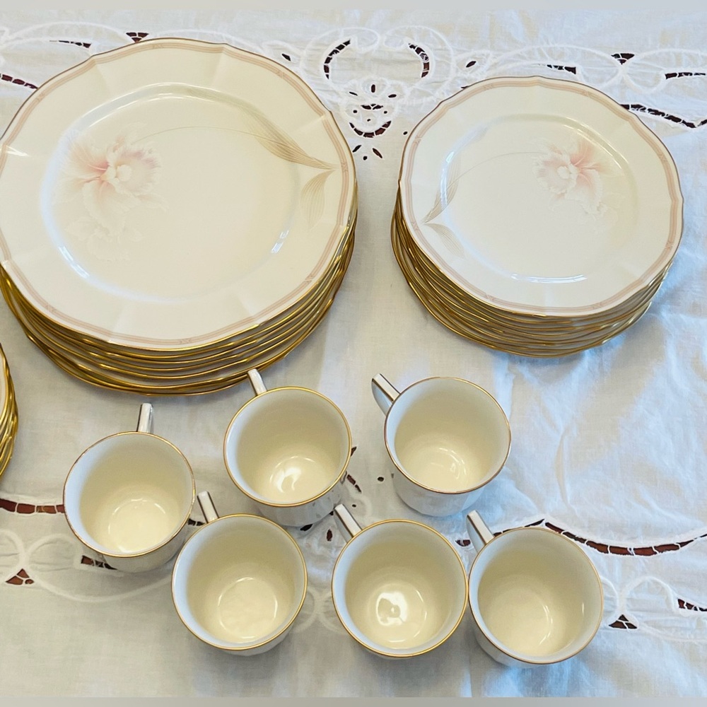 🌟Like New🌟  Coveted Noritake Imperial Blossom China Set 37 Piece Service for 8 - Picture 3 of 16
